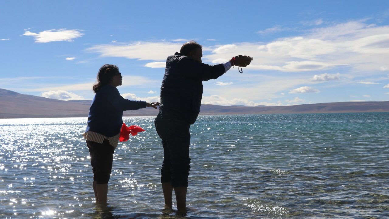 Rituals performed at Lake Mansarovar